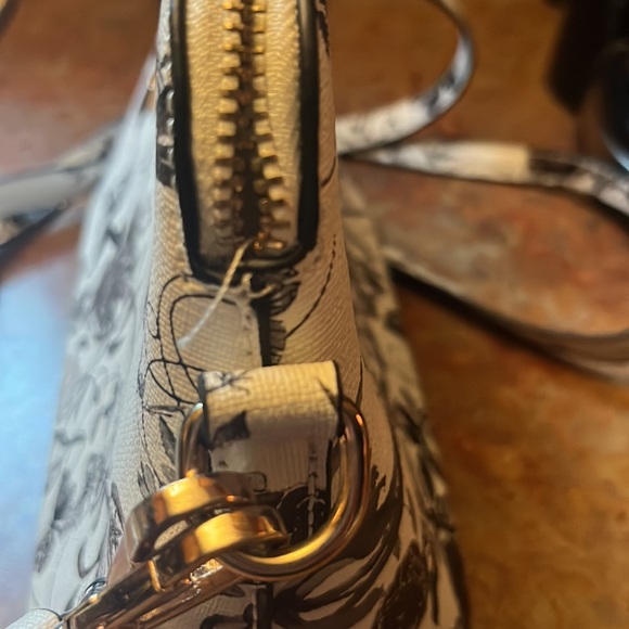 Cute as a button black and white purse! - Picture 4 of 10